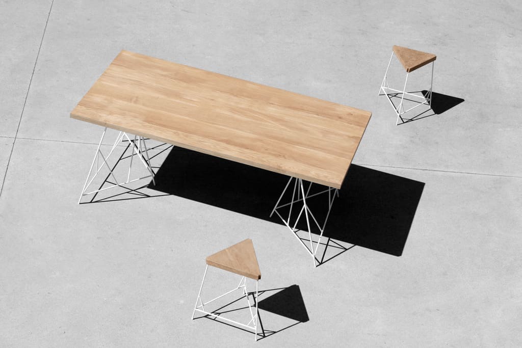 Table et deux tabourets. Création d’une série de mobilier.