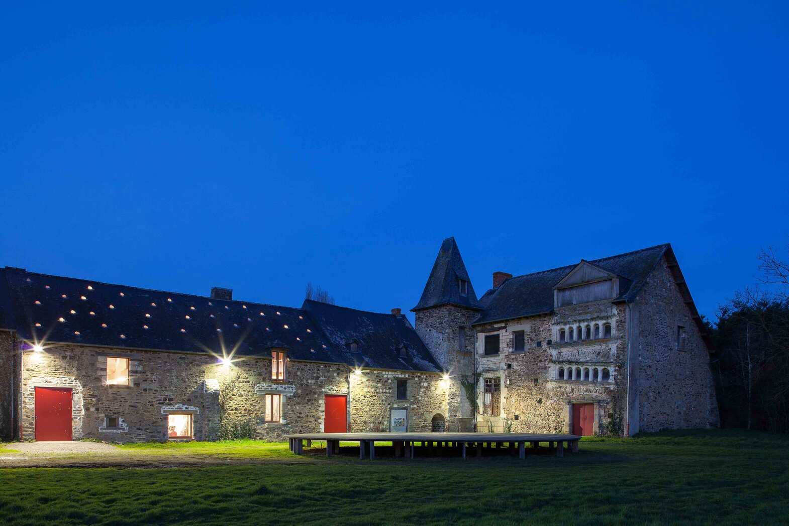 Vue extérieure. Travaux de réhabilitation du manoir de Tizé - Thorigné Fouillard